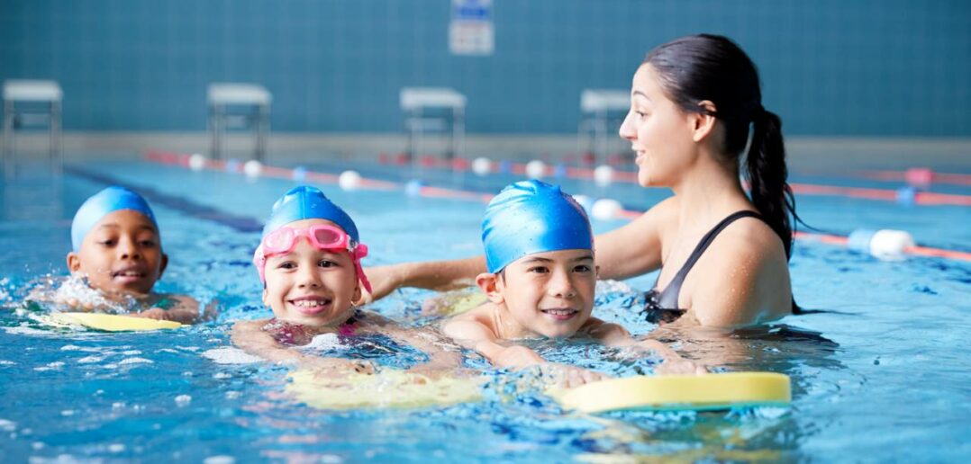 Schwimmtraining mit den Kleinsten: Gut vorbereitet schwimmt sich's besser ( Foto: Adobe Stock- Monkey Business)