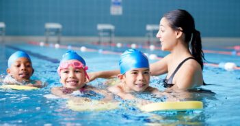 Schwimmtraining mit den Kleinsten: Gut vorbereitet schwimmt sich's besser ( Foto: Adobe Stock- Monkey Business)