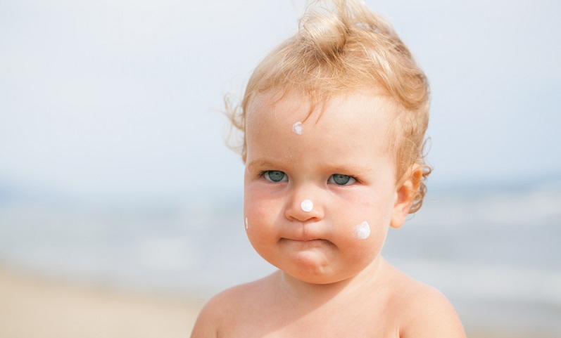 Kinder unter zwei Jahren sollten nicht in die direkte Sonne dürfen.( Foto: Shutterstock-RimDream)