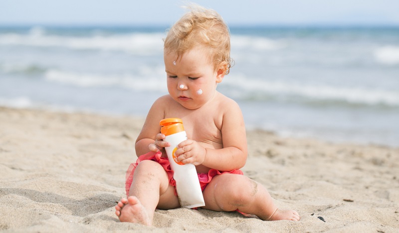 Kinderhaut ist um einiges dünner als die Haut von Erwachsenen, sie kann auch nur wenig Melanin bilden, was zum Schutz beitragen würde. ( Foto: Shutterstock-RimDream )