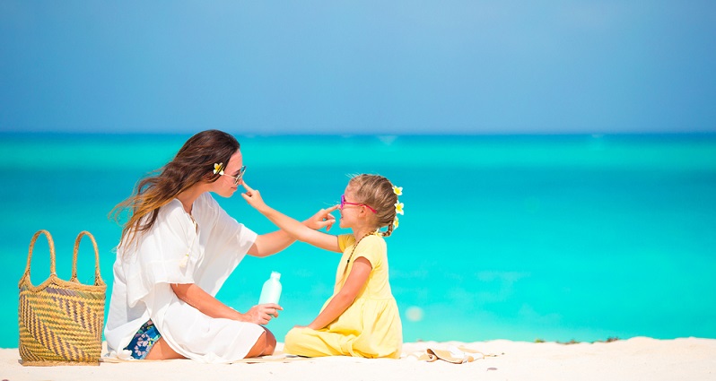 Kinder lieben es in der Sonne zu spielen aber Vorsicht Sonnenbrand kann die Folge sein. ( Foto: Shutterstock-ravnikovStudio )