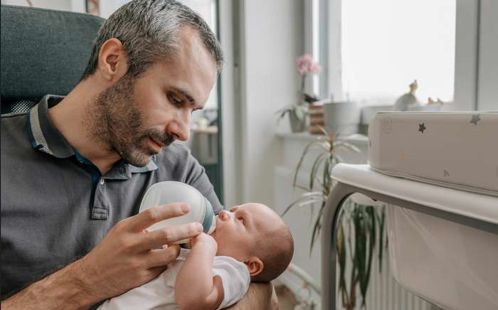 Eine Flasche kann der Papa auch geben, beim Stillen wirds schwierig. ( Foto: Adobe Stock -  Wirestock Creators_)