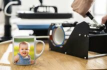 Tasse mit Bild als Taufgeschenk ( Foto: Adobe Stock - Andrey Popov)