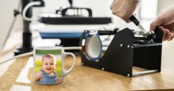 Tasse mit Bild als Taufgeschenk ( Foto: Adobe Stock - Andrey Popov)