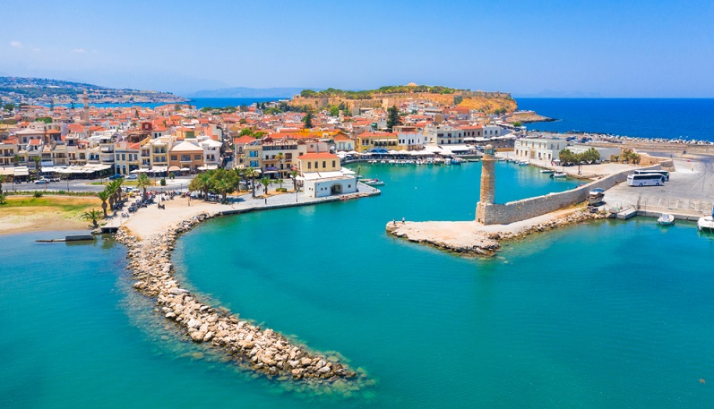 Hier braucht es nichts weiter, um die gemeinsame Zeit zu genießen, denn in Rethymnon scheint alles langsamer und ruhiger als gewöhnlich abzulaufen. ( Foto: Shutterstock-Georgios Tsichlis)