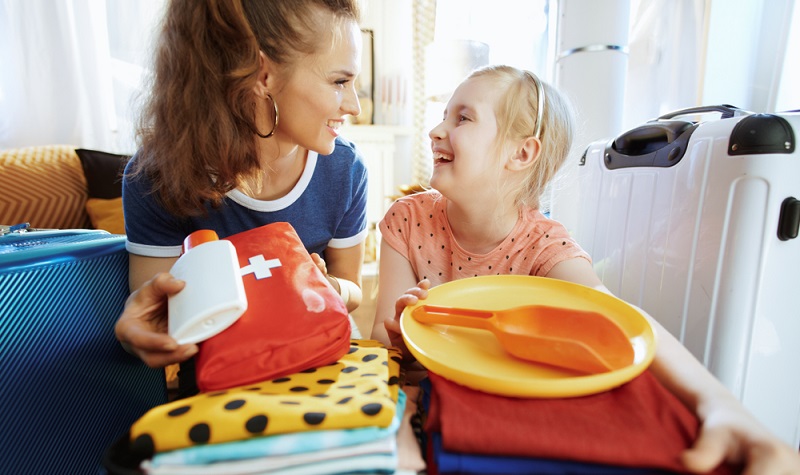 Auch wenn es immer scheint, als würden Familien mit dem gesamten Haushalt auf Reisen gehen: Ganz so ist es nicht. Doch die Reiseapotheke ist in jedem Fall umfangreicher als bei erwachsenen Reisenden.   ( Foto: Shutterstock-_Alliance Images)