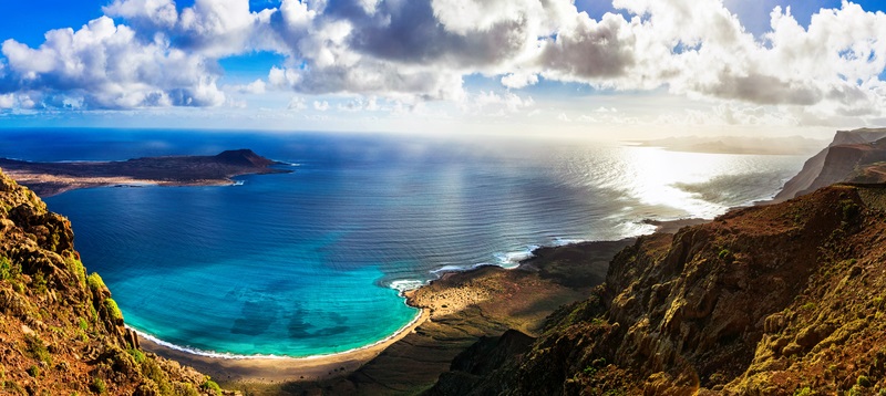 Die Insel Lanzarote ist prädestiniert für einen Urlaub am Strand, wenn ein Kleinkind mitreisen soll.  ( Foto: Shutterstock-leoks)