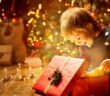 Weihnachtsgeschenke für Kinder: Große Überraschungen trotz weniger Geschenke? ( Foto: Shutterstock- Inara Prusakova )