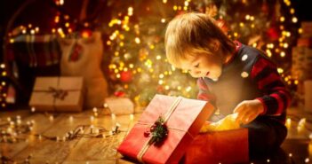 Weihnachtsgeschenke für Kinder: Große Überraschungen trotz weniger Geschenke? ( Foto: Shutterstock- Inara Prusakova )