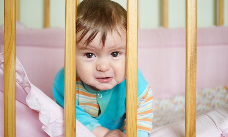 Schon vor der Geburt des Babys richten die meisten Eltern das Kinderzimmer ein. Das Babybett kommt bestenfalls mit ins Schlafzimmer.  (Foto: Shutterstock-olkovslava ) 