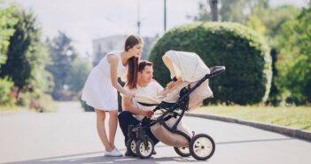 Wie lange darf ich mit dem Baby spazieren gehen? So wird der Spaziergang mit dem Zwerg perfekt und safe! (Foto: Shutterstock-_Stock-Studio)