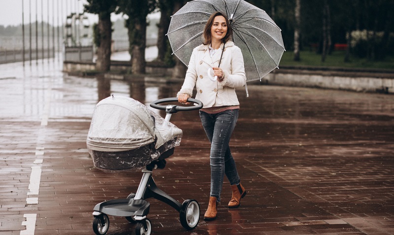 An einem nasskalten Herbsttag hingegen wird das Baby besser nur zum Spaziergang mit nach draußen genommen, ein bis zwei Stunden jeweils am Vor- und am Nachmittag sind dann ausreichend.   ( Foto: Shutterstock-PH888)