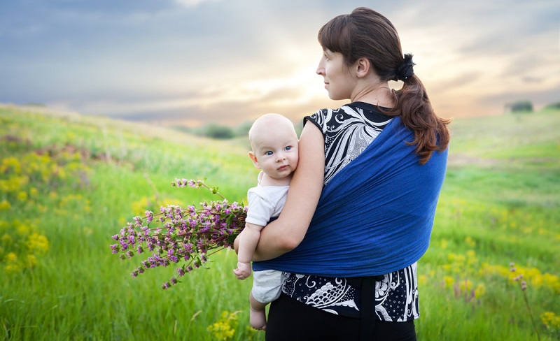 Das Tragetuch wird auch von Hebammen als Hilfe für überforderte Eltern empfohlen, wenn sich das Kleine gar nicht beruhigen lassen will.  ( Foto: Shutterstock-Viktor Gladkov)