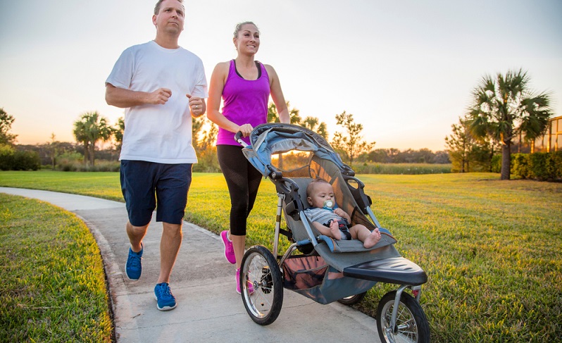 Joggen ist mit dem Kinderwagen sehr gut möglich! Wer in der Stadt unterwegs ist und Busse und Bahnen nutzen möchte, kommt aber auch mit dem Tragetuch besser voran. ( Foto: Shutterstock- Brocreative )