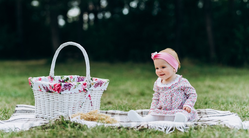 Wer mit dem Baby auf der Krabbeldecke liegen möchte, sollte diese unbedingt im Schatten ablegen.  (Foto: Shutterstock-VHarasymiv)