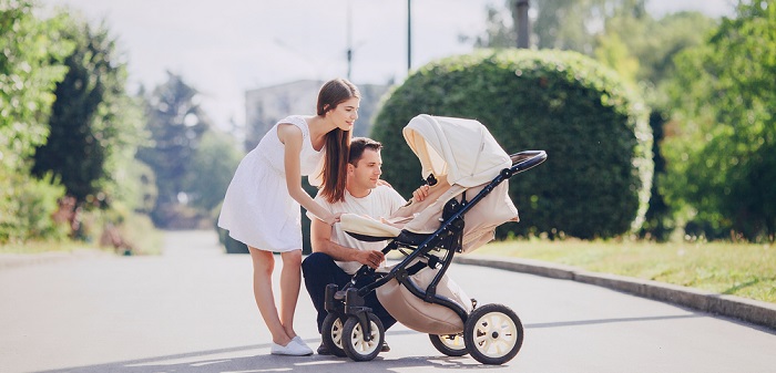 Wie lange darf ich mit dem Baby spazieren gehen? So wird der Spaziergang mit dem Zwerg perfekt und safe! (Foto: Shutterstock-_Stock-Studio)