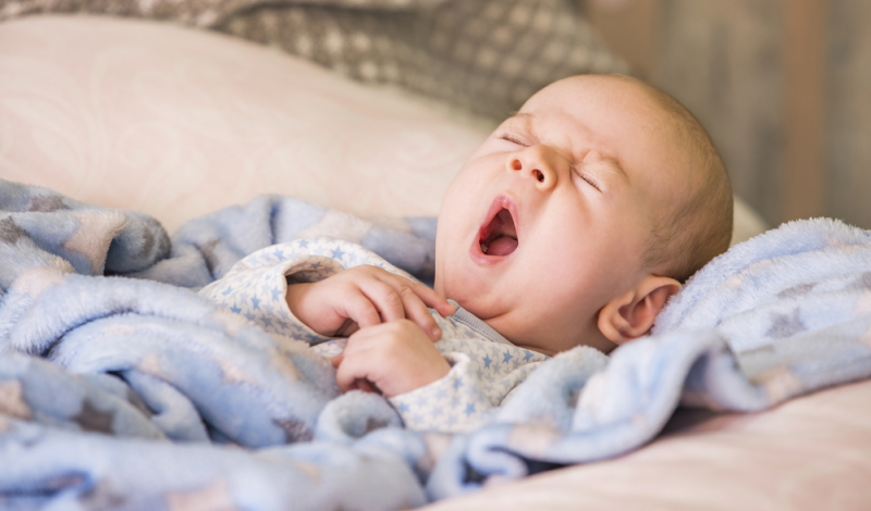 Ebenso wichtig, wie die Frage wie viel Schlaf braucht ein Kind, ist eine abendliche Zubettgeh-Routine.