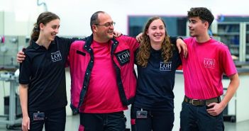 Rittal Smart Factory Besichtigung zeigt automatisierte Produktion und Logistikprozesse Azubi-Interessierte entdecken digitale Lernwelten bei Friedhelm Loh Group (Foto: Friedhelm Loh Group)