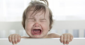 Die Ferber Methode unterstützt die Theorie: Das Baby schreien lassen.