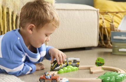 BRIO und Ravensburger präsentieren nun Bluey-Holzeisenbahnset im September (Foto: BRIO AB, Ravensburger Verlag)