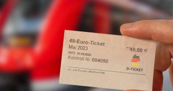 Deutschlandticket: Revolution für den öffentlichen (Foto: AdobeStock - gguy 590773598)