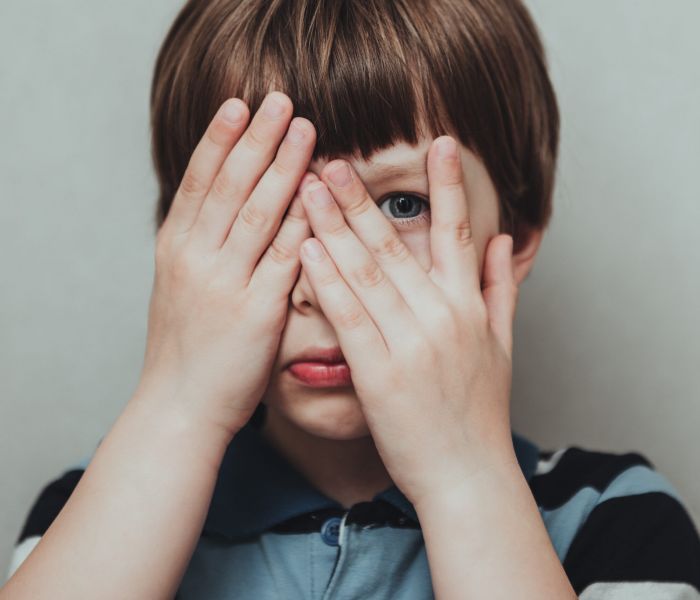 Tieferliegende Augen beim Kind können ein Indiz für diese Erkrankung sein. (Foto: AdobeStock - irena_geo 429277152)