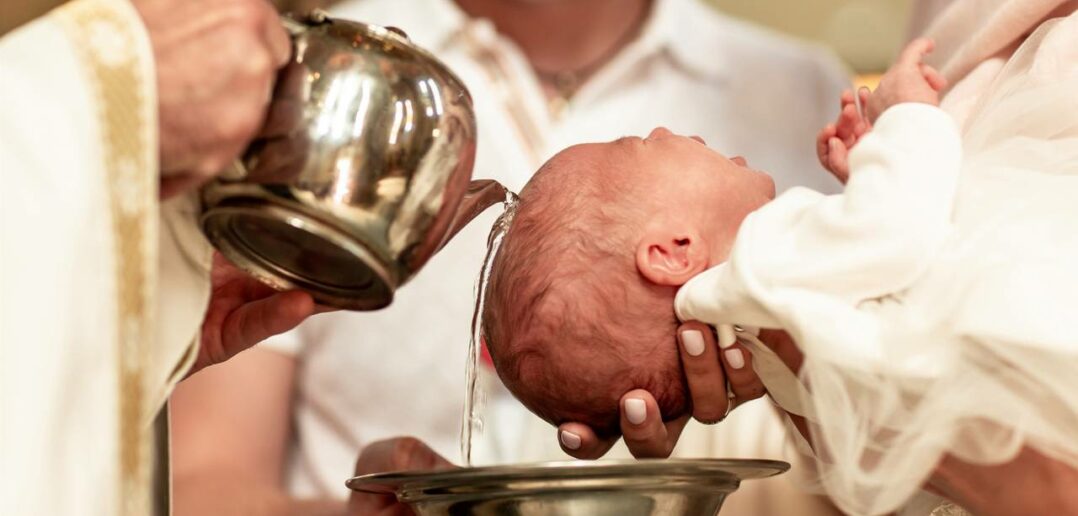 Fürbitten zur Taufe: Definition, klassische und moderne Fürbitten sowie Tipps zum Vortragen der Fürbitte (Foto: AdobeStock - 360442687 Надія Коваль)
