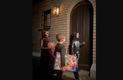 Kakerlakak: Das beliebte Kinderspiel leuchtet bei Nacht! (Foto: Ravensburger Verlag GmbH - Elke Obser)