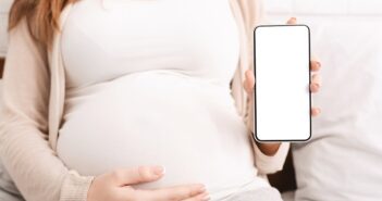 Auch kostenlose Schwangerschafts-Apps können die werdende Mutter perfekt bei der Vorbereitung auf die Geburt unterstützen. (Foto: shutterstock.com / Prostock-studio)