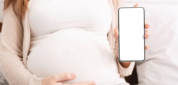 Auch kostenlose Schwangerschafts-Apps können die werdende Mutter perfekt bei der Vorbereitung auf die Geburt unterstützen. (Foto: shutterstock.com / Prostock-studio)