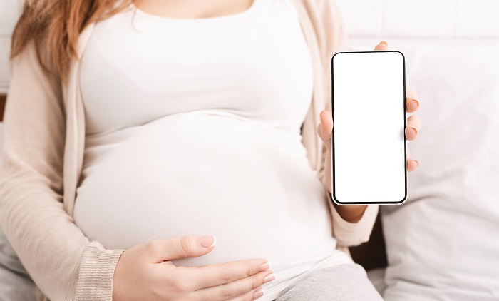 Auch kostenlose Schwangerschafts-Apps können die werdende Mutter perfekt bei der Vorbereitung auf die Geburt unterstützen. (Foto: shutterstock.com / Prostock-studio)