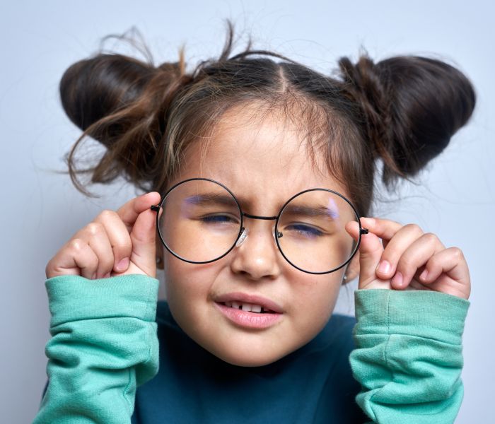 Augengesundheit von Kindern: Wie eine Brille bei Kurzsichtigkeit helfen kann (Foto: AdobeStock - amixstudio 549433424)