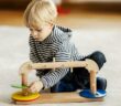 Montessori Spielzeug: Definition, Varianten und wie es selbst gebaut werden kann (Foto: AdobeStock - 583907430 dusanpetkovic1)