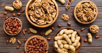 Tägliche Walnüsse senken Entzündungspotenzial der Ernährung bei älteren (Foto: AdobeStock - sosiukin - 2110775103)