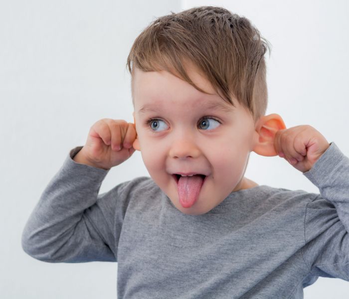 Tief sitzende Ohren bei Kindern können ein Hinweis auf das Branchio-Oto-Renale-Syndrom sein. (Foto: AdobeStock - Racle Fotodesign 101798157)