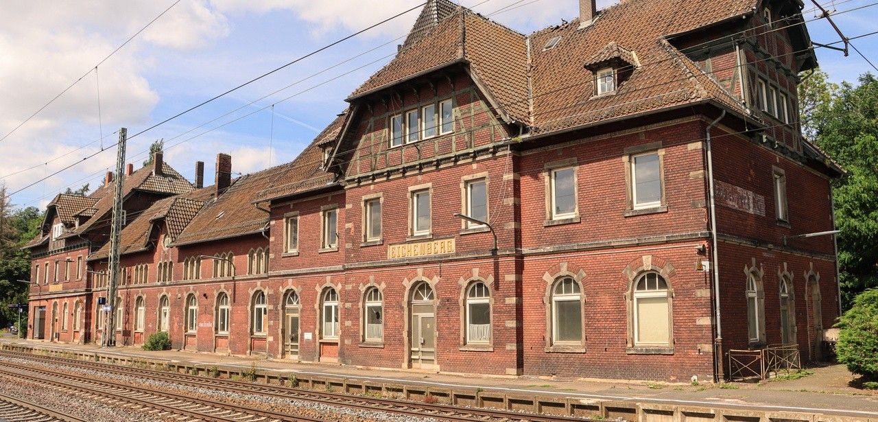 Wettbewerb "Bahnhof belebt!" sucht vorbildliche Bahnhöfe im ländlichen (Foto: AdobeStock - holger.l.berlin 450624857)