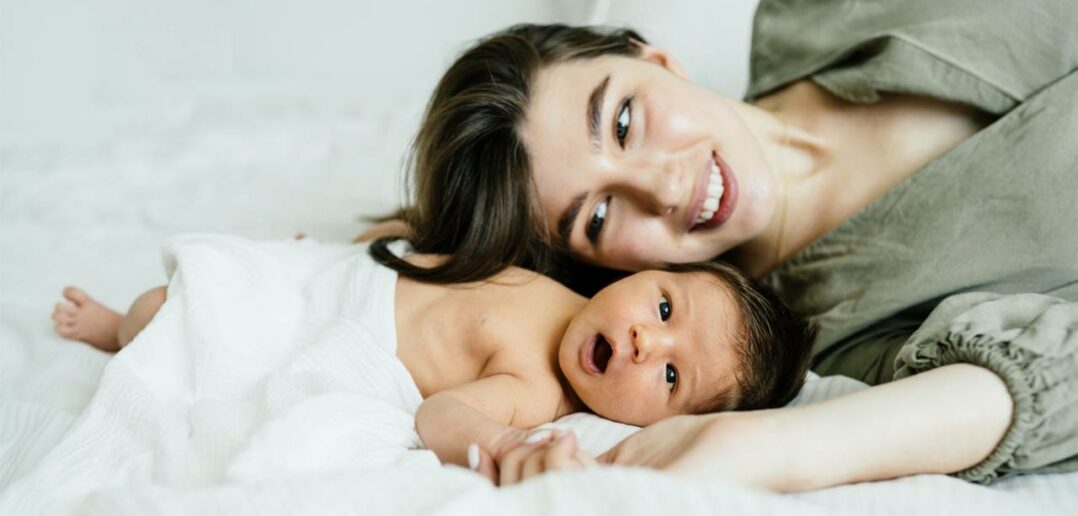 Wochenbett: Eine Zeit der Bindung, Heilung und des Stillens für Mutter und Baby (Foto: AdobeStock - 447232643 Iryna)