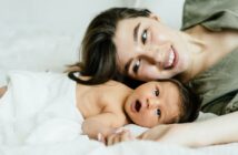 Wochenbett: Eine Zeit der Bindung, Heilung und des Stillens für Mutter und Baby (Foto: AdobeStock - 447232643 Iryna)