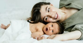 Wochenbett: Eine Zeit der Bindung, Heilung und des Stillens für Mutter und Baby (Foto: AdobeStock - 447232643 Iryna)